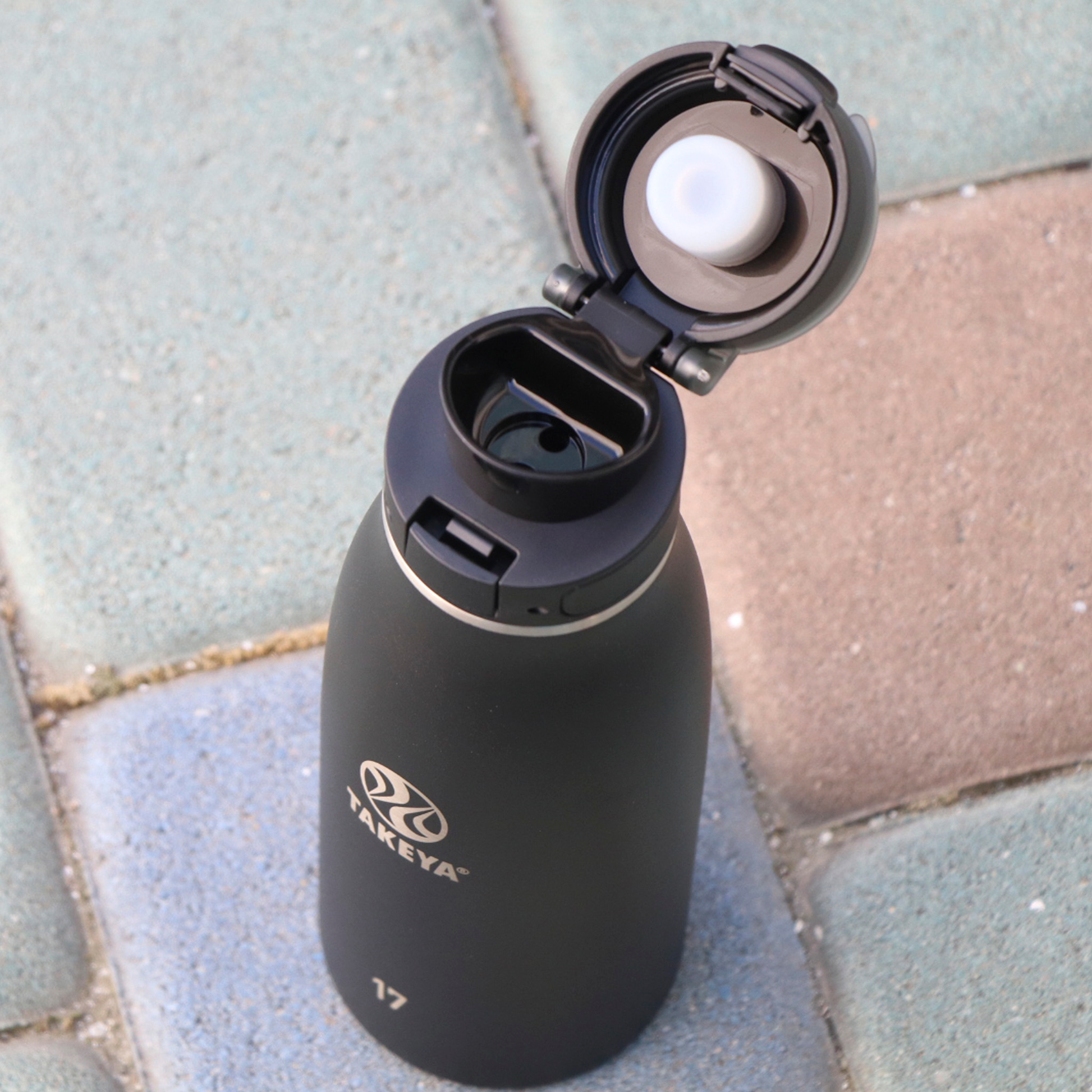 traveler-fliplocktm-lid-m6 96076-R-TravelerLid-Lifestyle-Onyx.png